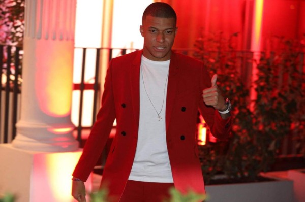 Fotos: El fiestón Neymar por su cumpleaños... ¡y en muletas!