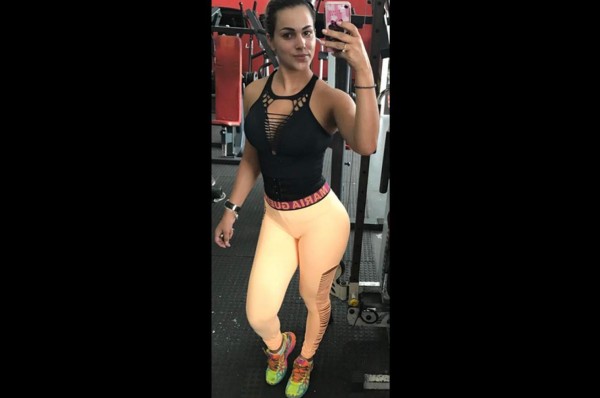 Así es Denise Bueno, la nueva árbitra que ha paralizado al mundo del fútbol