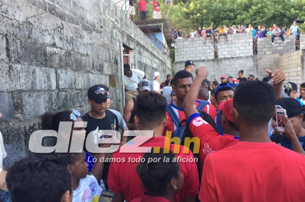 ¡Locura total! Las curiosas imágenes que nos dejó el Galaxy-Olimpia en Roatán