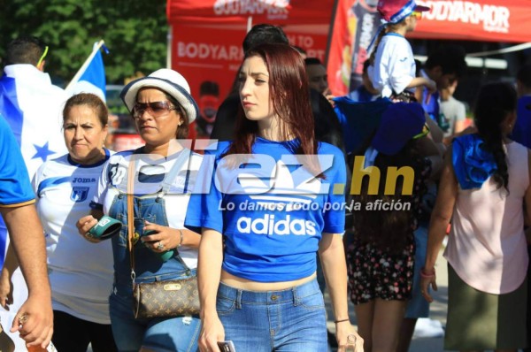¡Catrachas y ticas! Las chicas más hermosas en el Red Bull Arena