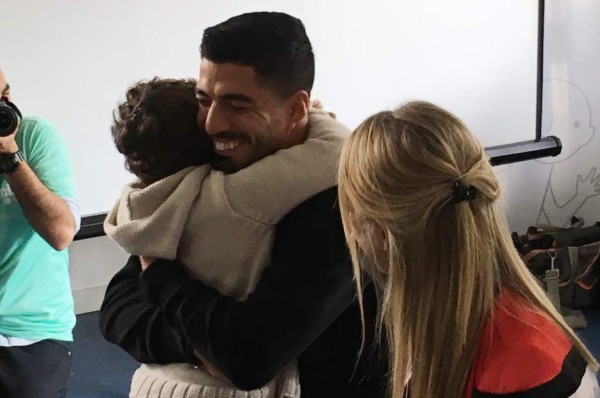 Suárez visita a niños con cáncer de un hospital de Montevideo que apadrina