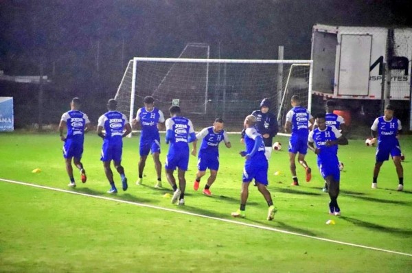 Honduras realizó su primer entrenamiento en suelo costarricense bajo una intensa lluvia