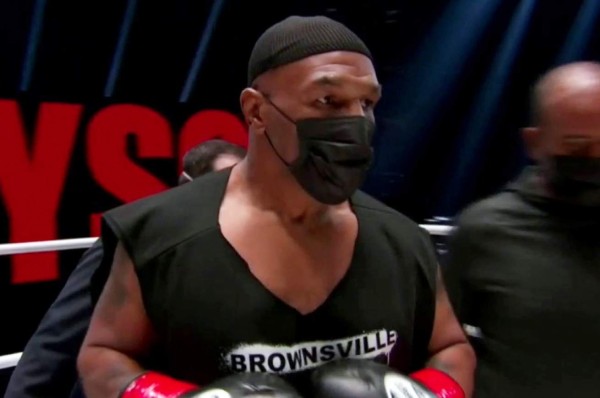 Mike Tyson le da una cátedra de boxeo a Roy Jones en una pelea de exhibición