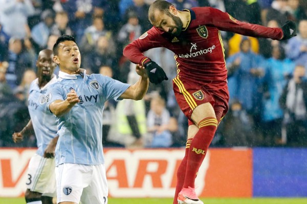 ¿Qué castigo podría imponer FIFA a Sporting Kansas por no ceder a Roger Espinoza?