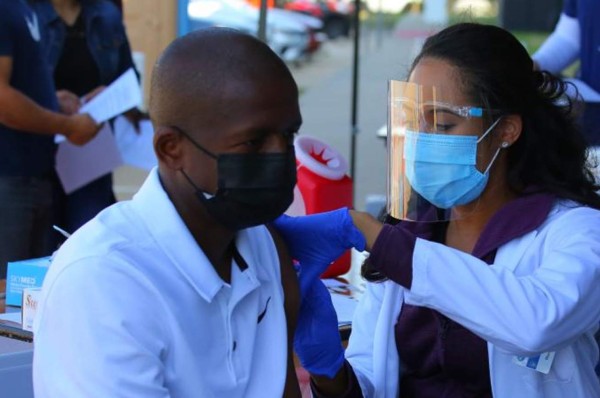 Boniek García, primer futbolista hondureño en la MLS en recibir su vacuna contra el Covid-19