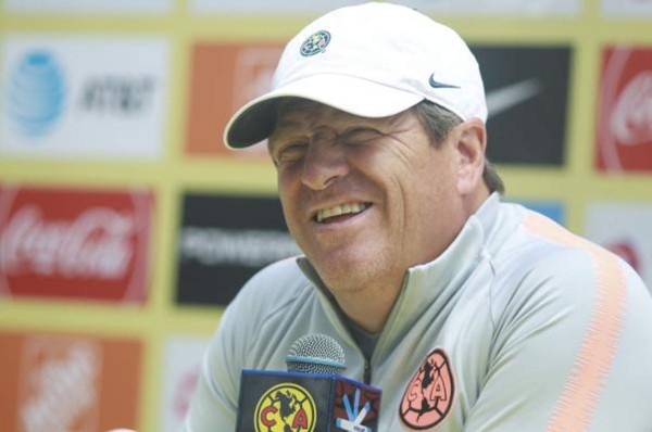 Piojo Herrera bromea con periodista acerca del tema de los naturalizados