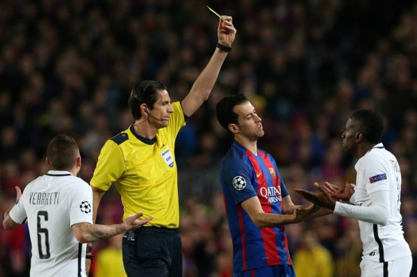 UEFA podría castigar a Deniz Aytekin por errores en partido Barcelona-PSG