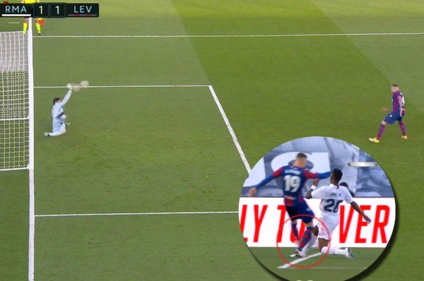 El VAR marca un penal en contra del Real Madrid ante Levante... ¡y Courtois hace un atajadón!