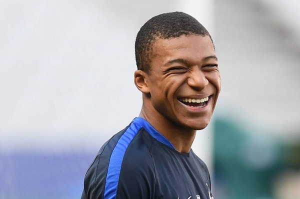 Mbappé se concentra con Francia mientras espera a fichar por el PSG