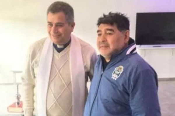 La última confesión: cura argentino desvela detalles de su encuentro íntimo con Maradona