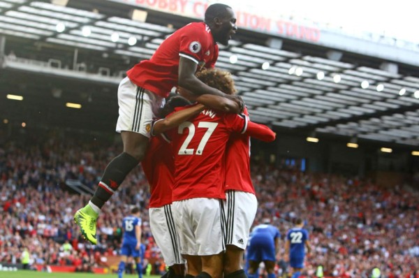 Manchester United vence al Leicester y sigue de líder en la Premier
