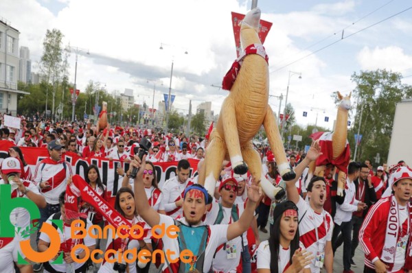 El color de la jornada: Lindas aficionadas y ambiente festivo en Rusia