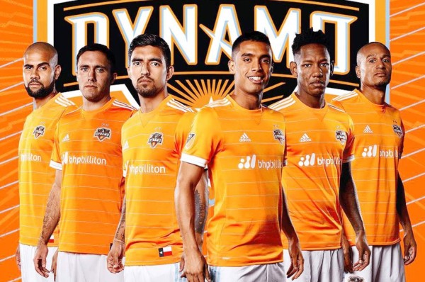 El hondureño Romell Quioto modela la nueva camisa del Houston Dynamo