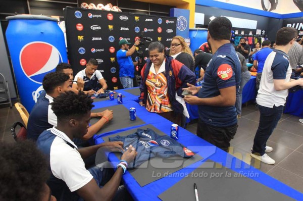 AMBIENTAZO: Eso puso Motagua en la firma de autógrafos previo a la final ante Olimpia