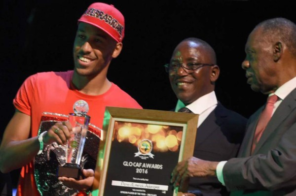 Aubameyang pierde las maletas y asiste en camiseta y gorra a la entrega del balón de oro africano