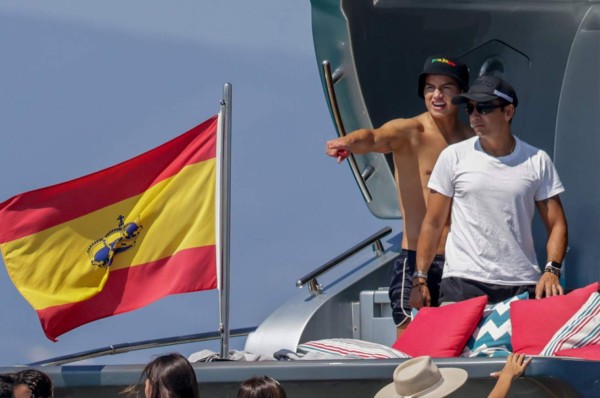 Fiesta, cigarros y mujeres: las polémicas fotos de James Rodríguez mientras Colombia se juega la vida