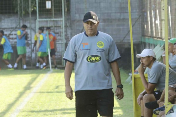 ¡Sorpresivo! Wilmer Cruz ya no es más entrenador del Parrillas One