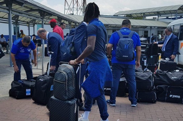 Selección de Honduras aterriza en Houston pensando en Curazao