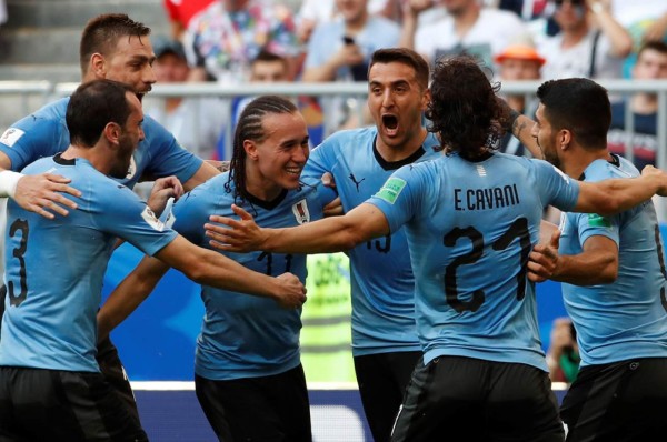 Uruguay devuelve a su sitio a Rusia goleándolo y clasifica líder a octavos