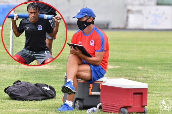 Pedro Troglio defiende a capa y espada los refuerzos veteranos: 'El fútbol se juega sin documentos”