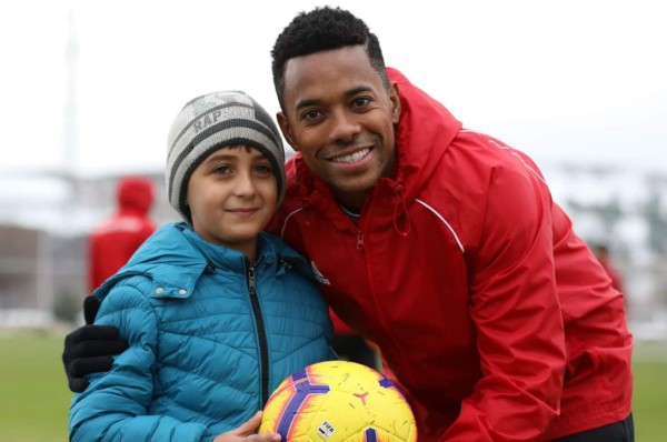 Oficial: Robinho se convierte en nuevo compañero de Arda Turan