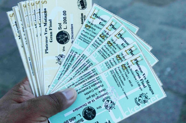 El mercado negro afila sus garras en las afueras del estadio Excélsior