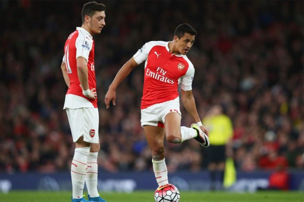 Wenger no descarta la venta de Alexis y Özil en enero