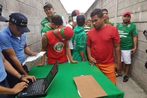 La Policía detiene los primeros aficionados de barras con antecedentes penales