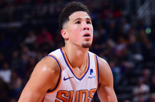 Devin Booker, el más joven en anotar 50 puntos en dos partidos seguidos en la NBA