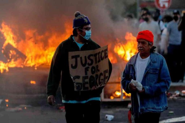 Estados Unidos en llamas en plena pandemia y Anonymous reaparece con espantosa revelación