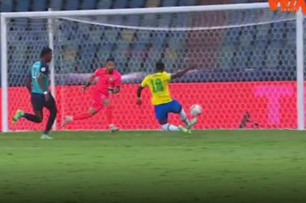 ¿En qué estaba pensando? Así fue captado Neymar en el Brasil-Ecuador y el tremendo 'oso' de Vinicius