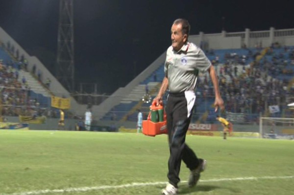 VIDEO: El espectacular pique que se tiró el utilero de 82 años del Motagua