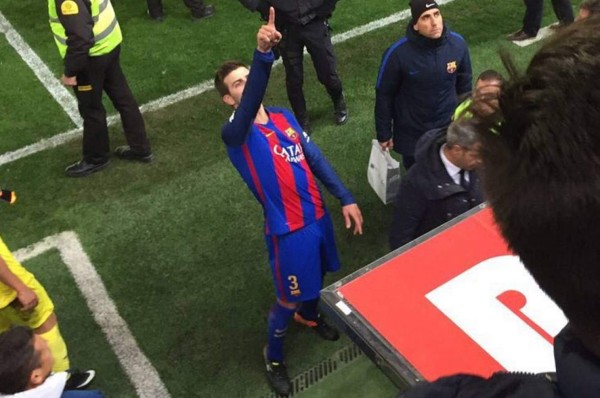 Escándalo en España por gesto de Gerard Piqué a presidente de la Liga