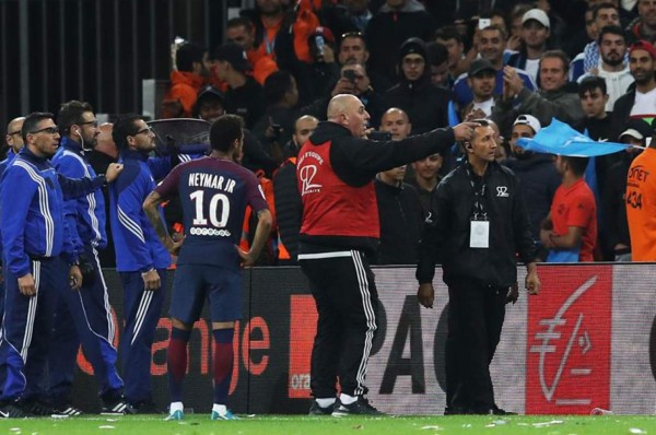 Neymar: ''Me lanzaron de todo: palos, zumo, Coca-Cola... Esto no es fútbol''