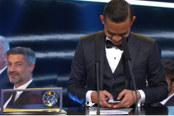 El momento chistoso: Futbolista gana el Puskas y no encontraba su discurso