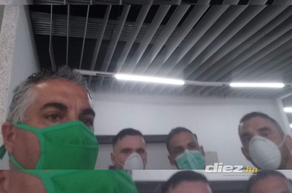 Ramiro Martínez, cuerpo técnico y jugador del Vida, viajaron a Uruguay