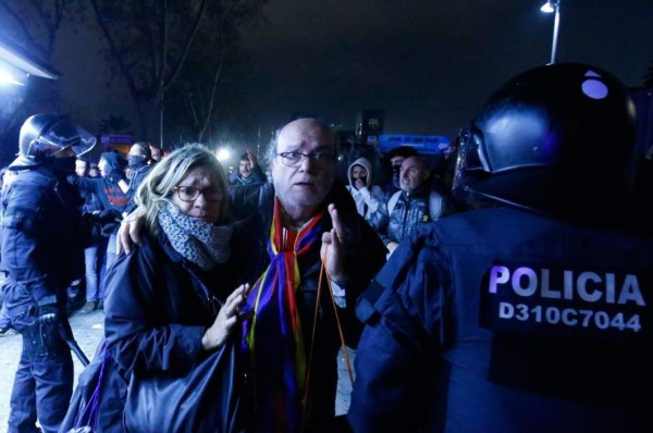 No se vio en TV del clásico: Caos, enfrentamientos y heridos en las afueras del Camp Nou