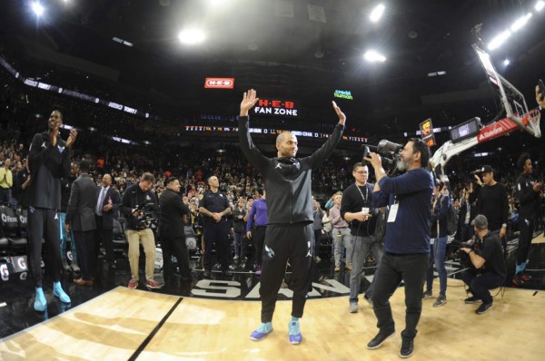 Homenaje a Tony Parker en su regreso a San Antonio