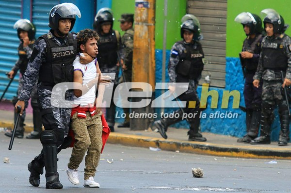 ¡TERRIBLES IMÁGENES! Así fue la bronca entre las barras de Olimpia y Motagua