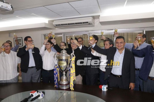 Fotos: Así fue el brindis de la directiva del Olimpia junto con Pedro Troglio por la copa 31