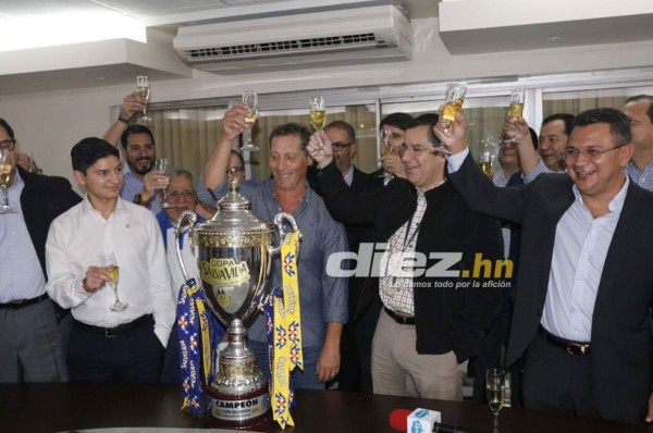 Fotos: Así fue el brindis de la directiva del Olimpia junto con Pedro Troglio por la copa 31