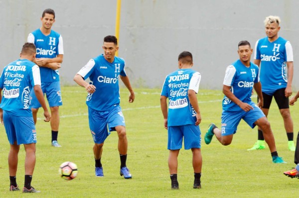 Selección de Honduras entrena con la incorporación de un 'gigante'