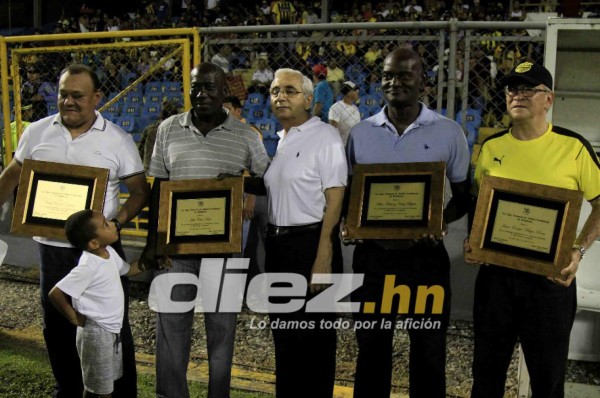 Gran homenaje de la Liga Nacional a las leyendas de España 82