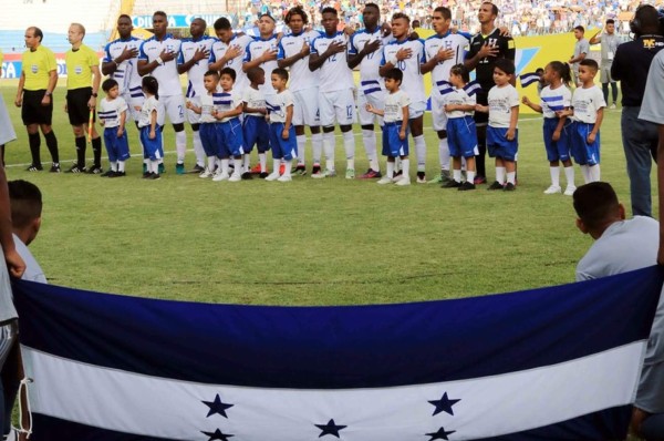 Pinto y jugadores de Honduras decidirán sede para juego con Costa Rica