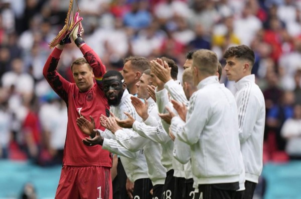 Un error imperdonable: En pleno himno de Alemania, se revive un oscuro pasado Nazi en la Euro