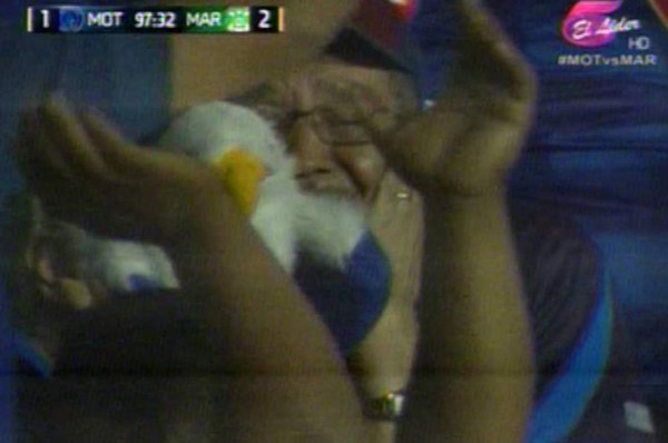VIDEO: El emotivo llanto de este aficionado tras clasificación de Motagua a semifinales