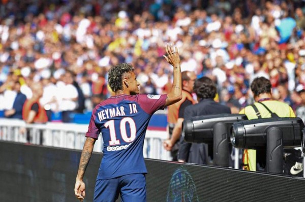 Gran expectación en París para el estreno hoy de Neymar en casa
