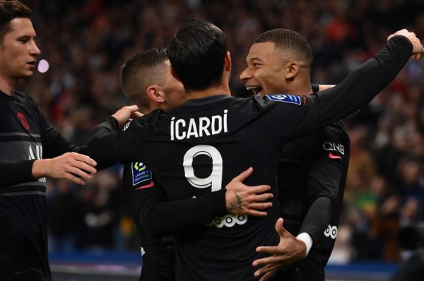 El viaje le dio hambre: así fue captado Messi con Antonela Roccuzzo en el triunfo del PSG; Mbappé recibe regalito