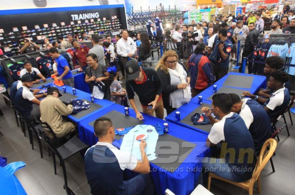 AMBIENTAZO: Eso puso Motagua en la firma de autógrafos previo a la final ante Olimpia