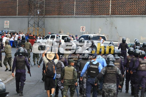 ¡TERRIBLES IMÁGENES! Así fue la bronca entre las barras de Olimpia y Motagua